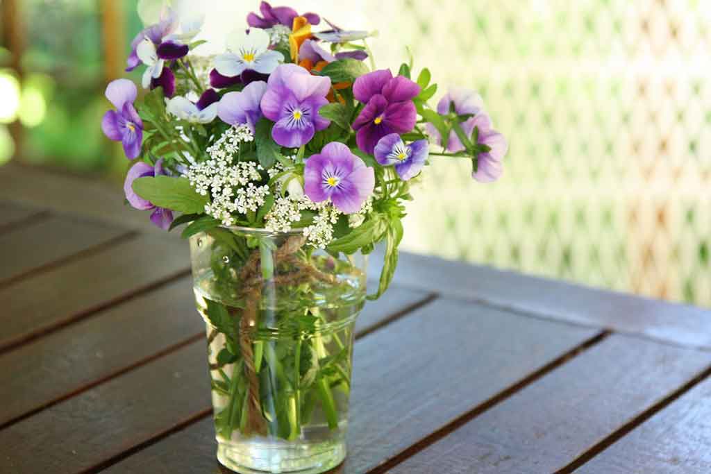 花瓶に生けた切り花を長持ちさせるコツは水と栄養の管理
